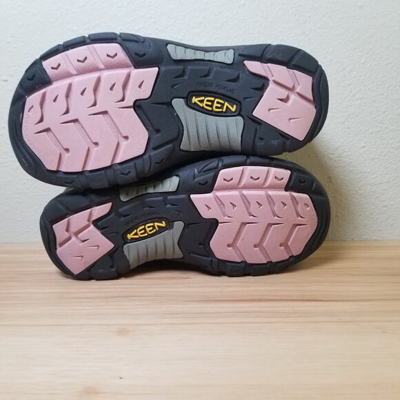 Keen Kids Size 5 Targhee Waterproof Hiking Boots Gray Pink Utility Gorpcore Camp - Picture 9 of 11